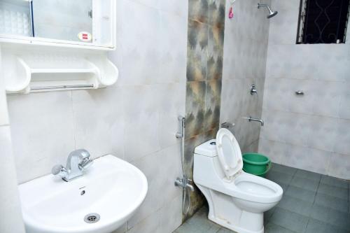 La salle de bains est pourvue de toilettes et d'un lavabo. dans l'établissement paradise villa, à Varca