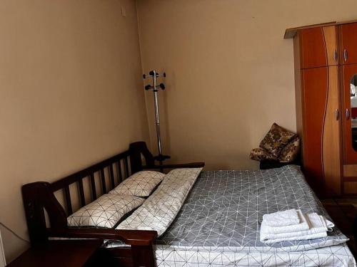 um quarto com uma cama e uma cómoda num quarto em Central Apartment - Book Now em Cluj-Napoca