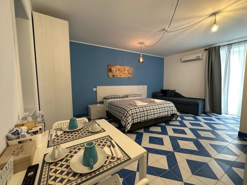 een slaapkamer met een bed en een tafel in een kamer bij Santa Lucia in Caltanissetta