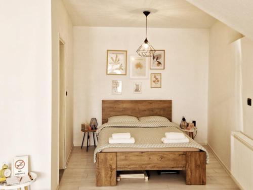 een slaapkamer met een bed en een houten tafel bij Studio Apartment Bohemia in Mostar