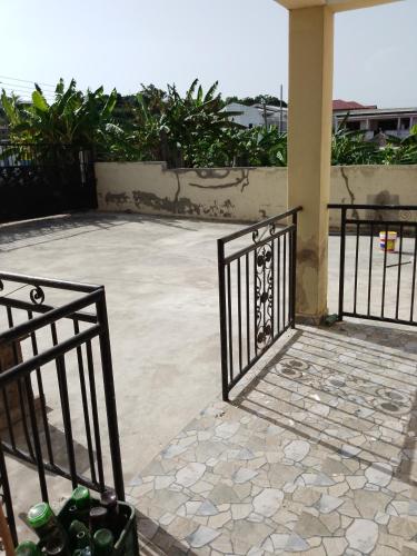 un portico con cancello e patio di Atvam properties a Adisadel