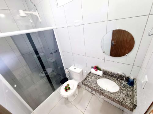 Pousada Peromar في ماراغوغي: حمام مع مرحاض ومغسلة ودش