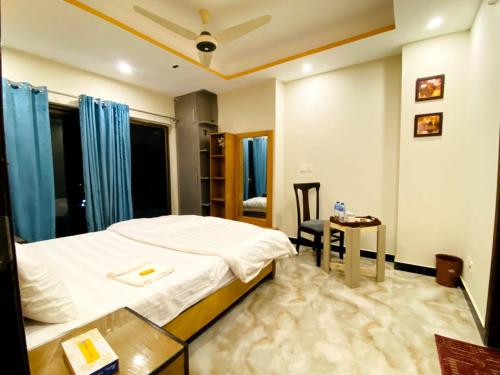 sypialnia z łóżkiem, stołem i krzesłem w obiekcie Elite Living Hotels w mieście Rawalpindi
