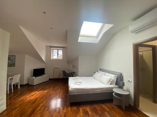 a bedroom with a bed and a skylight at Palazzo Venezian 5 in Trieste