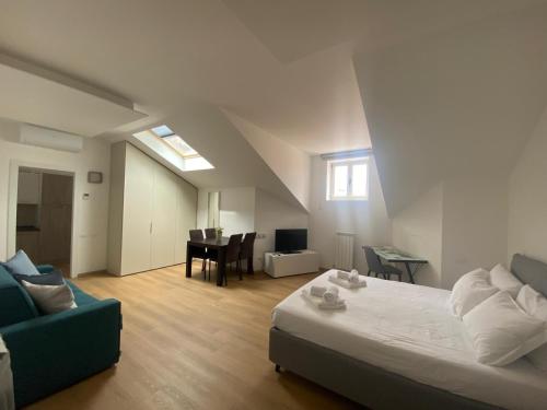 ein Schlafzimmer mit einem Bett, einem Sofa und einem Tisch in der Unterkunft Palazzo Venezian 5 in Triest