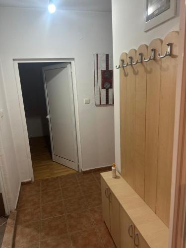 garderoba z lustrem i drzwiami w obiekcie Vila Varadero w mieście Skopje