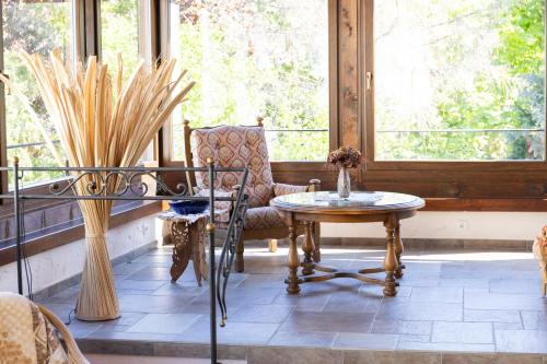 a room with a table and a chair and a window at Hotel Herres Alte Metzgerei in Leiwen