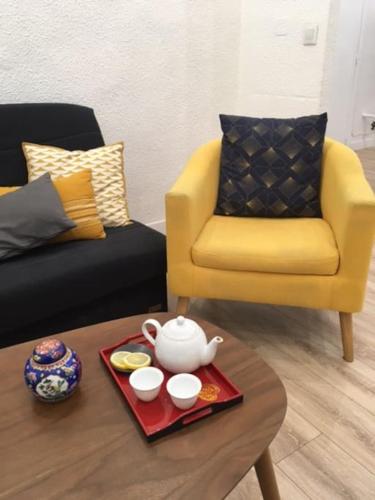 un salon avec une théière et une chaise dans l'établissement Le chant des vagues, à Sète