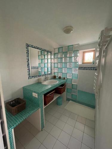 uma casa de banho com um lavatório e um espelho em chambre Saint Malo em Saint-Méloir-des-Ondes