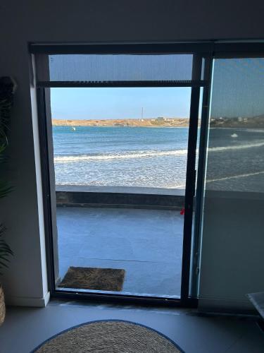Gallery image of Ely's Place by the Sea in Praia Baixo
