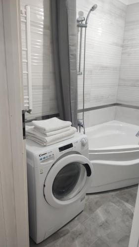 Bilik mandi di Luxury Studio Free Parking Air Conditioning Espresso Modern Bright View Full Complet Utilat