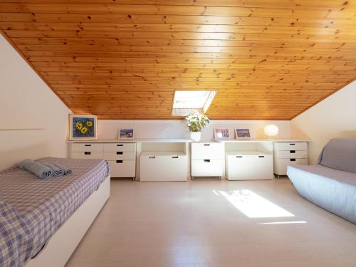 ein Schlafzimmer mit zwei Betten und einer Holzdecke in der Unterkunft Oasi di comfort 5 posti letto eleganza a Lignano in Lignano Sabbiadoro