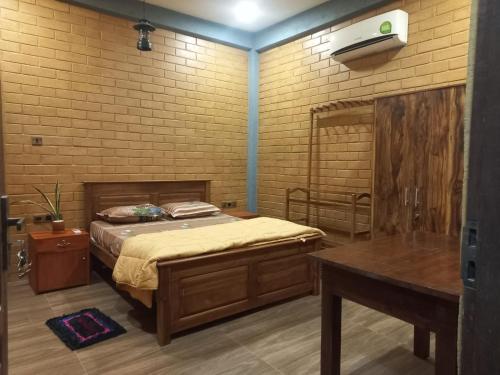 1 dormitorio con 1 cama y baño en Rocksana Fortress en Mawanella