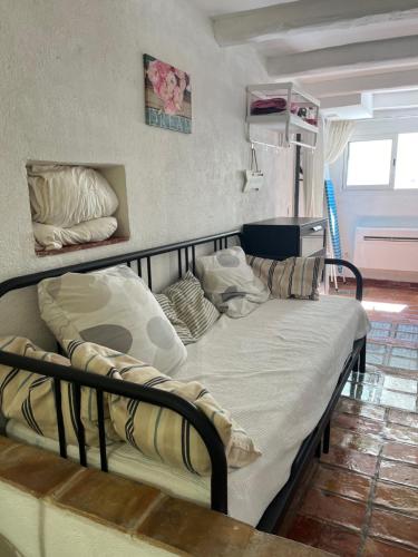 ein Krankenhausbett in einem Zimmer mit in der Unterkunft FRIOUL in Marseille