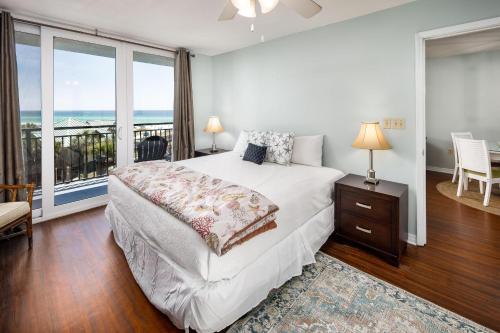 - une chambre avec un grand lit et un balcon dans l'établissement Nautilus 2410 Gulf View 2 Bedroom 4th Floor Free Beach Service, à Fort Walton Beach