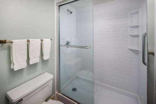 La salle de bains est pourvue d'une douche avec une porte en verre. dans l'établissement Nautilus 2410 Gulf View 2 Bedroom 4th Floor Free Beach Service, à Fort Walton Beach