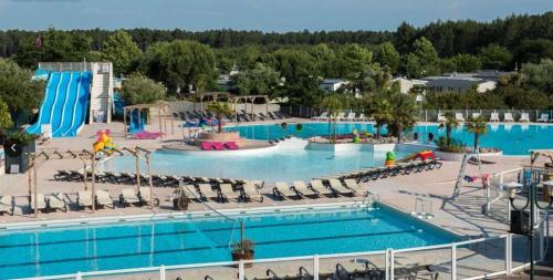 une grande piscine dans un complexe dans l'établissement Mobil-home neuf 8 personnes, à Gastes