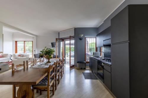 een keuken met een tafel en een eetkamer bij Villa Del Rubbio in Rome