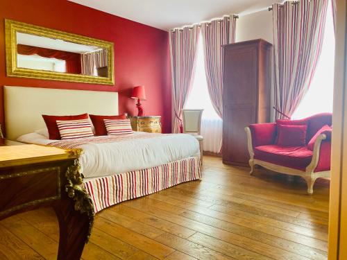 1 dormitorio con cama, silla y espejo en Champagne Domaine Sacret - AY en Épernay