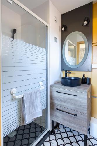 une salle de bain avec une douche avec un lavabo et un miroir dans l'établissement Sanary plage - Escapade à Portissol, à Sanary-sur-Mer