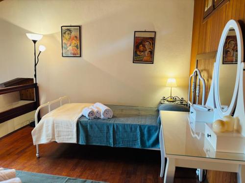 a room with a bed with towels on a table at Villa del Monte di Cocco in Massarosa