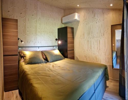 een slaapkamer met een groot bed in een kamer bij Chalet de Scherpenweide in Leur