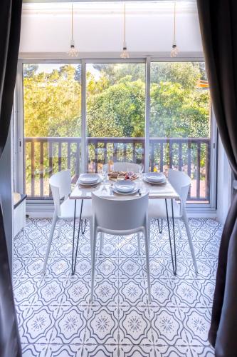 une salle à manger avec une table et des chaises devant une fenêtre dans l'établissement Sanary plage - Escapade à Portissol, à Sanary-sur-Mer