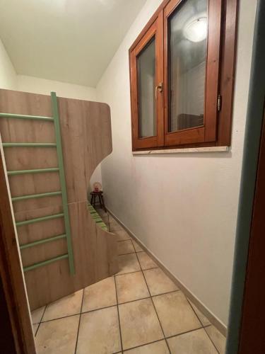 um corredor com um armário de madeira e uma escada em Casa Castelsardo con giardino em Castelsardo