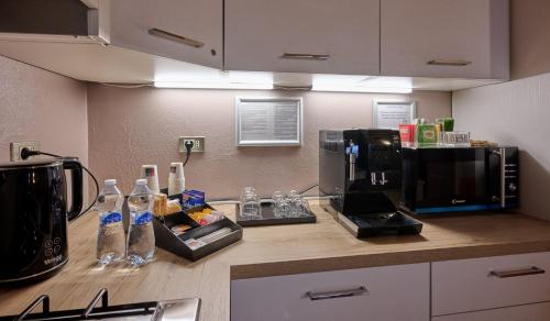 um balcão de cozinha com comodidades para preparar café e um micro-ondas em CAV MOTTENO em Mandello del Lario