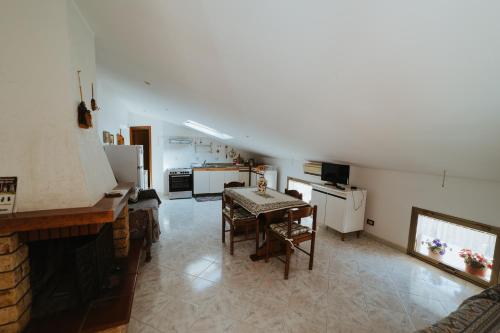 a kitchen and living room with a table and chairs at Sguardo sul mare in Petacciato