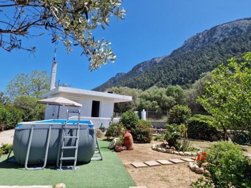 una casa con piscina y columpio en Villa Bella Montagna, en Kapíon