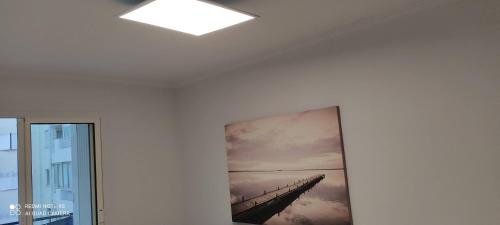 une peinture du pont de Brooklyn sur un mur dans l'établissement Cannes carnot, à Cannes