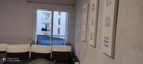 Cette chambre dispose de chaises et d'une fenêtre avec vue. dans l'établissement Cannes carnot, à Cannes