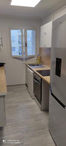 une cuisine avec un évier et une cuisinière four supérieur dans l'établissement Cannes carnot, à Cannes