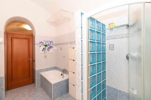 y baño con bañera, ducha y lavamanos. en Sweet Apartment nel cuore di Torino en Turín