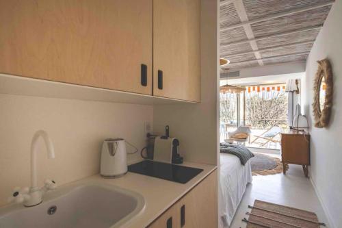 - une cuisine avec évier et un lit dans une chambre dans l'établissement Junior Suite Saint-Tropez, rénové 2023, plein centre, piscine, climatisé!, à Saint-Tropez