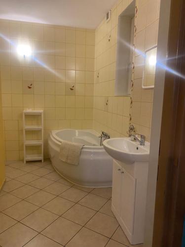 Gallery image of Dom z kominkiem nad jeziorem w Przybrodzinie in Powidz