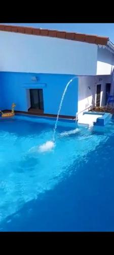 una piscina con una fuente de agua en Jijel location F3 avec piscine plein air, en Jijel