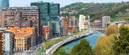 a bridge over a river in a city with buildings at A 5 minutos andando del Casco Viejo, ayuntamiento, Plaza Circular y Gran Vía de Bilbao y próximo a las 2 líneas de metro in Bilbao