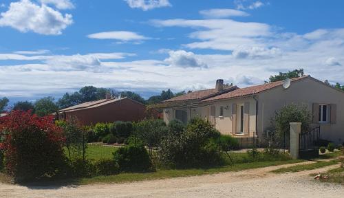 ein Haus am Straßenrand in der Unterkunft La villa Louca in Saint-Saturnin-dʼApt
