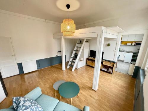 - un salon avec un canapé et une mezzanine dans l'établissement Fleurette - 311, à Rouen