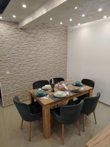 a dining room with a wooden table and chairs at Apartman Branković Pirot-Zapadni Kej 58 in Pirot