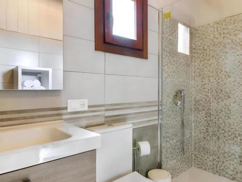een badkamer met een wastafel, een toilet en een douche bij Bungalow para familias y parejas in Cádiz