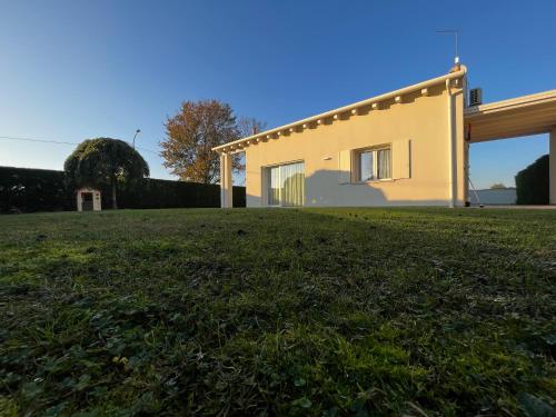a house with a grassy yard in front of it at Villa Illumina Venice in Venice