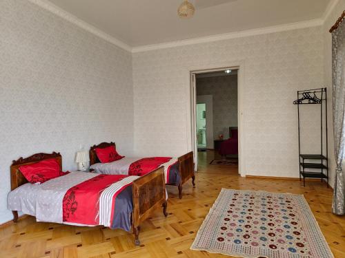 1 Schlafzimmer mit 2 Betten in einem Zimmer in der Unterkunft My home in Kutaissi