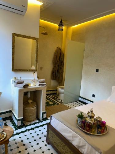 Postel nebo postele na pokoji v ubytování RIAD KS & SPA