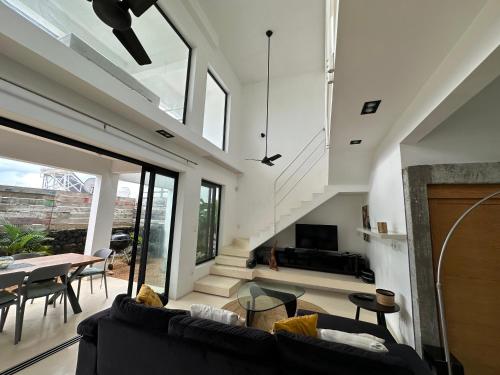 TV a/nebo společenská místnost v ubytování One loft design rooftop pool - Chambre chez l'habitant