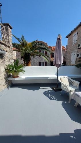 ブドヴァにあるVilla Urbana, Old Town Budvaのパティオ(テーブル、椅子、パラソル付)
