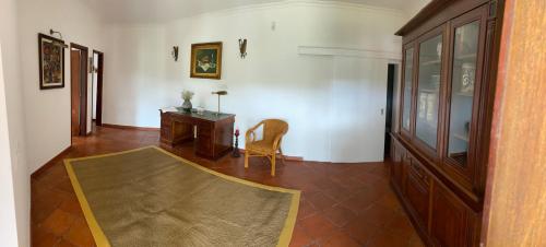 um quarto com uma secretária, uma cadeira e uma mesa em Casa da Azinhaga em Alenquer