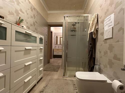 y baño con aseo y ducha acristalada. en Casa di Laura en SantʼAngelo di Piove di Sacco